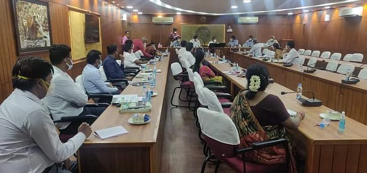 கட்சியினருடன் ஆய்வுக் கூட்டத்தில் பங்கேற்ற வனத்துறை அமைச்சர்.