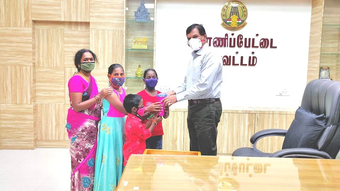 ஆட்சியரிடம் நிதி கொடுத்த குழந்தைகள்