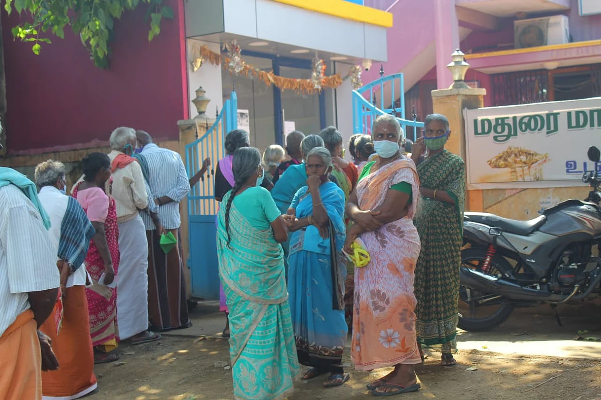 வங்கி வாசலில் காத்திருக்கும் முதியவர்கள்