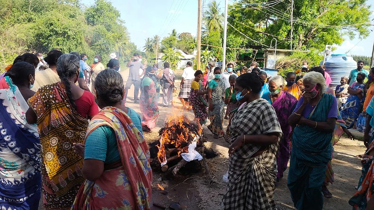 மாதிரி உடலை எரிக்கும் கிராம மக்கள்