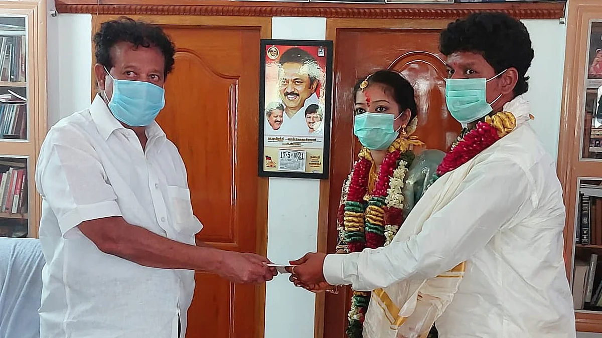 அமைச்சரிடம் கொரோனா நிவாரண நிதி கொடுத்த தம்பதி