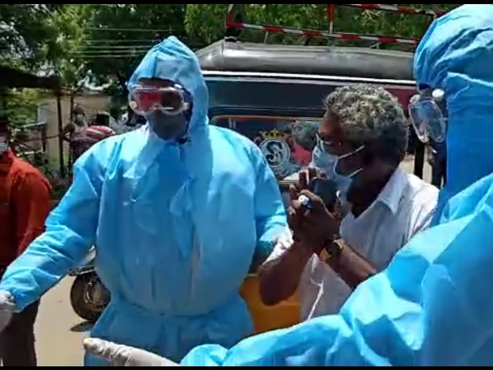 சாத்தூர்: மூச்சுத்திணறல்; கொரோனா அறிகுறி! - முதியவரை தானே மருத்துவமனைக்கு அழைத்துச் சென்ற துரை வைகோ