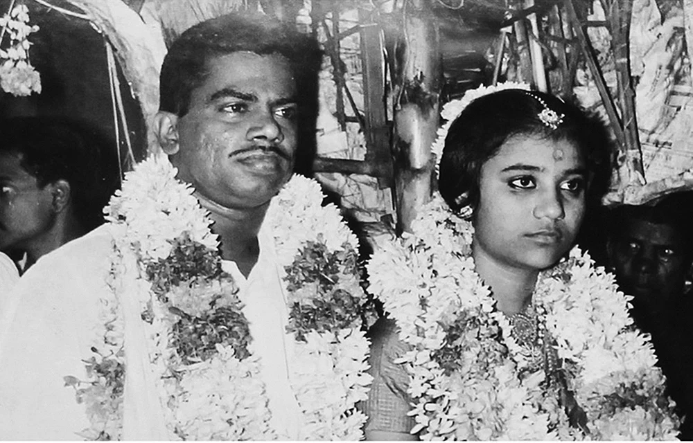 மகன் தந்தைக்காற்றிய உதவி மக்களுக்கு உழைத்தல்!
