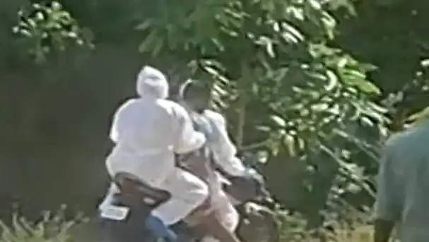 மூச்சுத்திணறல் ஏற்பட்ட நோயாளியை பைக்கில் அழைத்துச் செல்லும் காட்சி