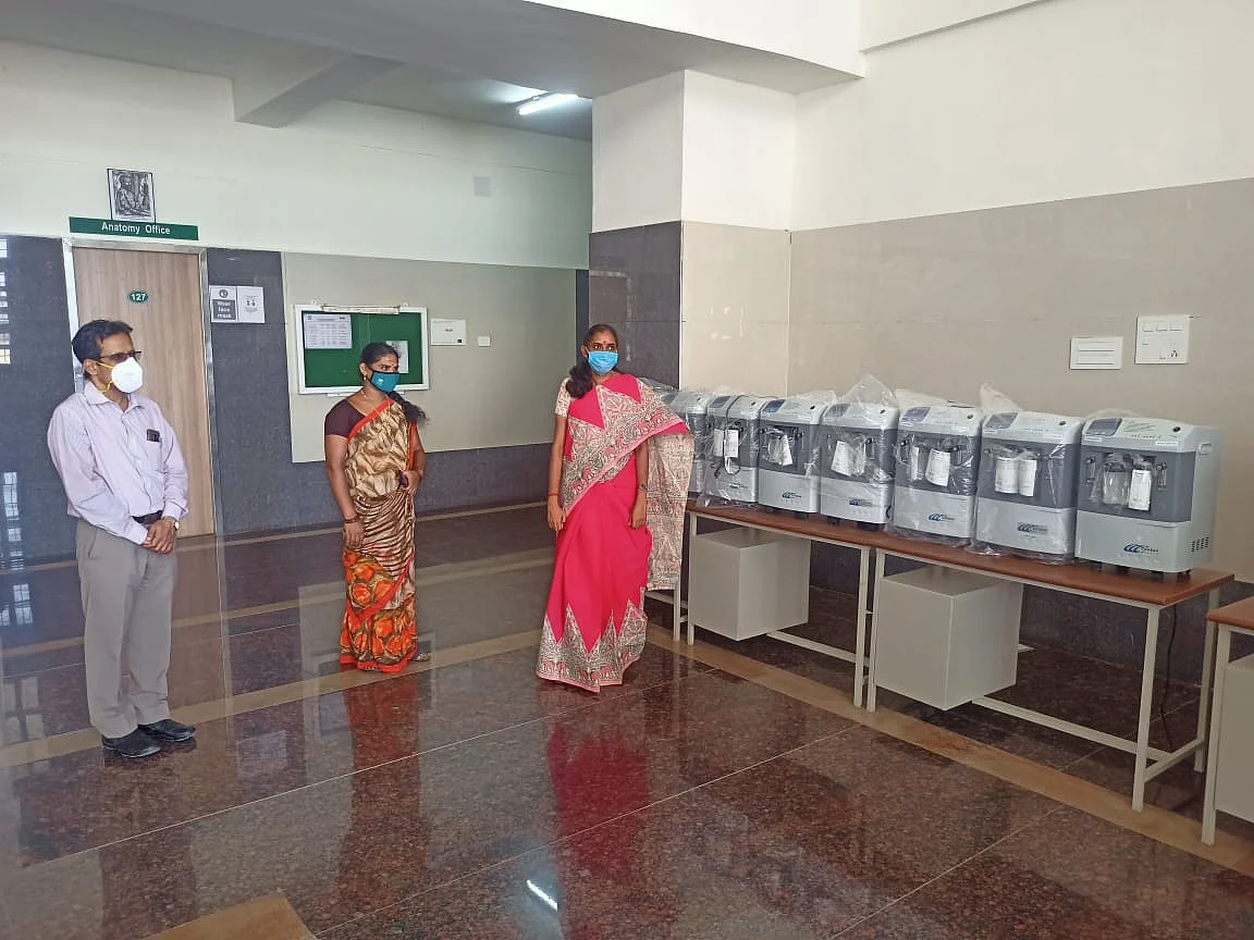 கரூர்: `முதலில் மருத்துவமனைக்கு ஆக்சிஜன்; அடுத்து ஏழை மக்களுக்கு உணவு!' - ஜோதிமணி எம்.பி