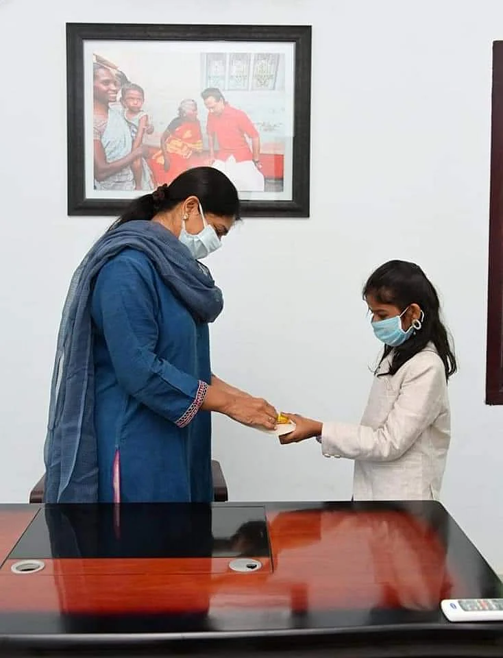 நிவாரண நிதி வழங்கிய மாணவி வருண்யாதேவி
