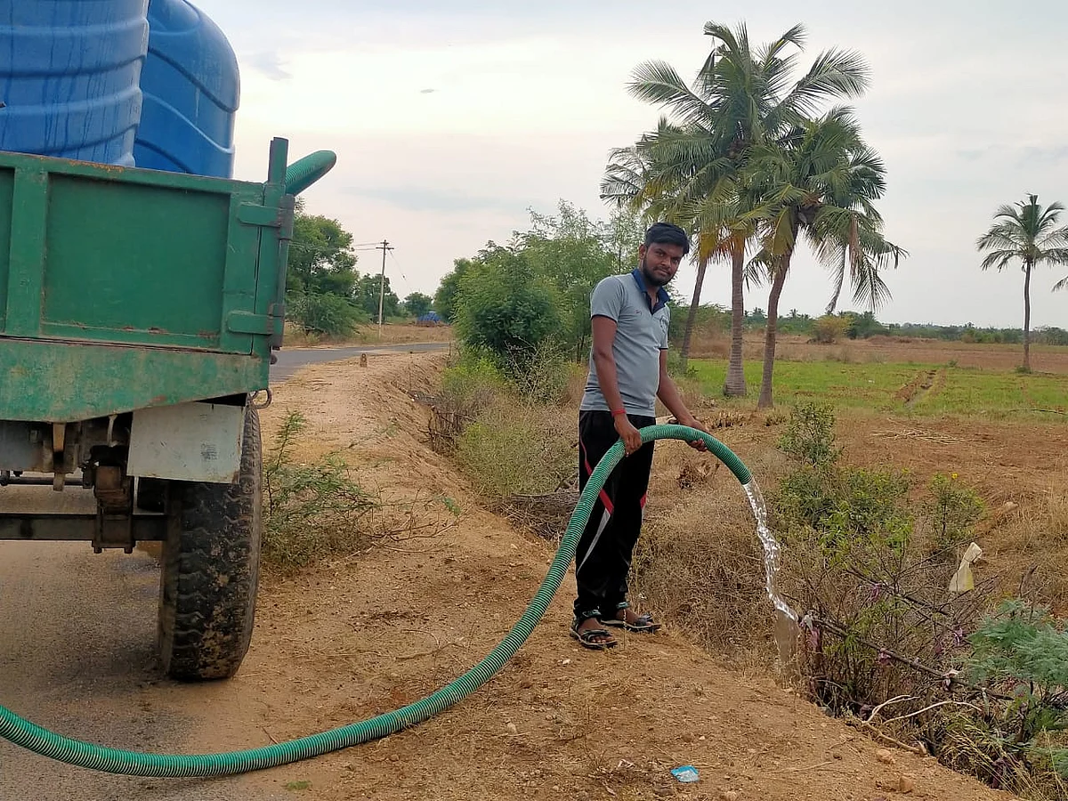 தண்ணீர் பாய்ச்சும் காளிமுத்து