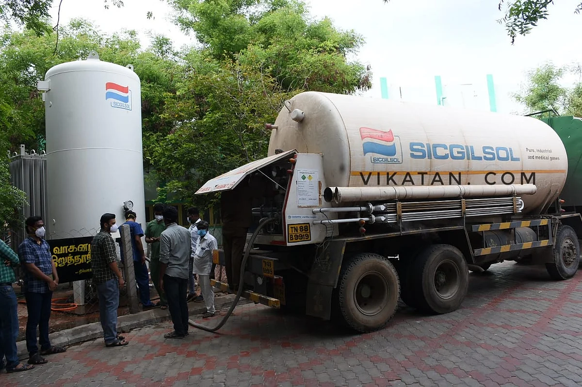 நெல்லை அரசு மருத்துவமனையில் நிரப்பப்படும் ஆக்ஸிஜன்