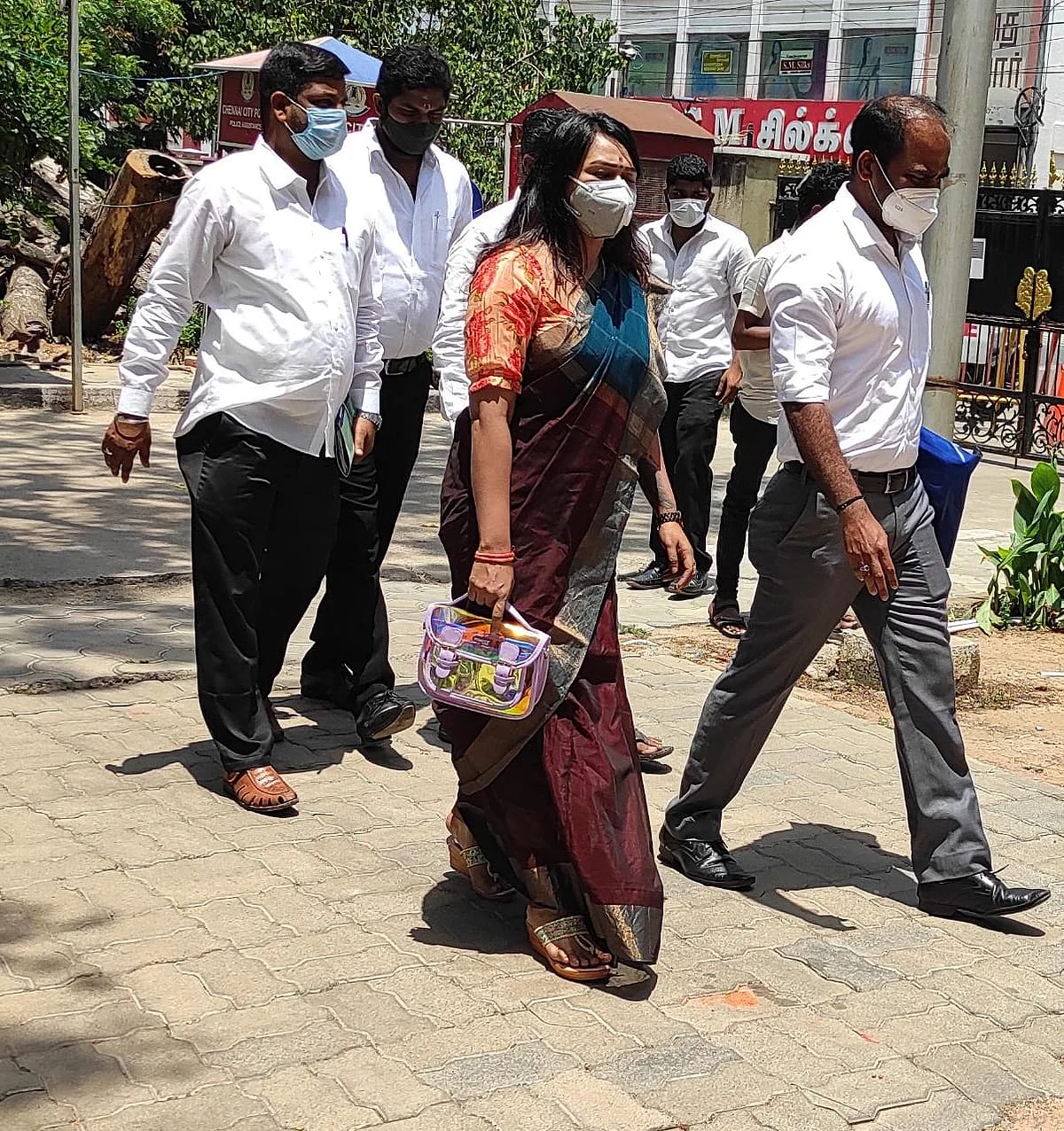 போலீஸ் கமிஷனர் அலுவலகத்துக்கு வந்த சாந்தினி