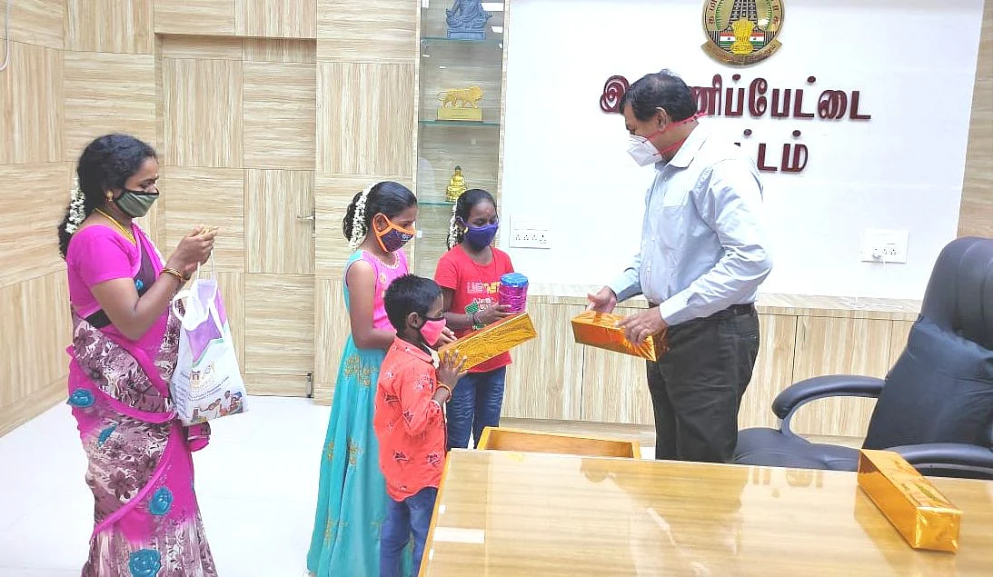 குழந்தைகளை பாராட்டி பரிசளித்த ஆட்சியர்