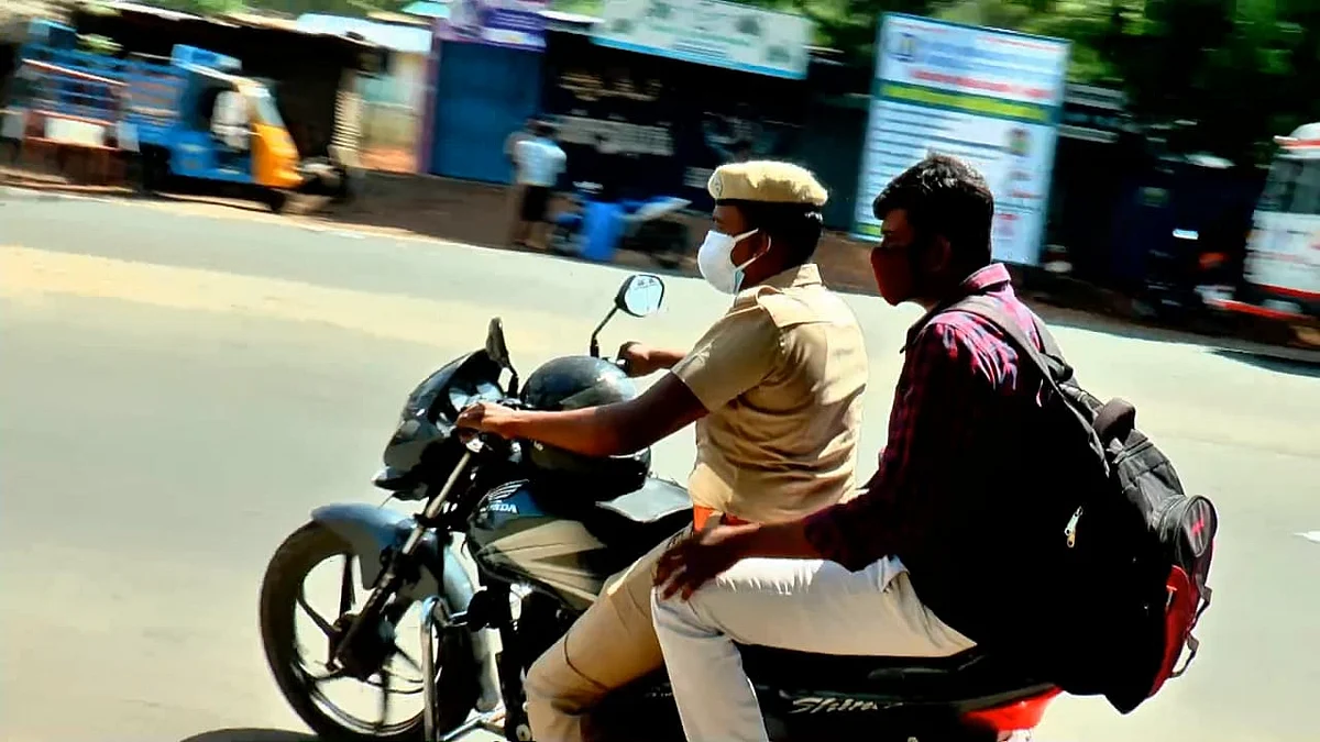 போலீஸ் ரஞ்சித்தை அழைத்துச் செல்லும் மற்றொரு போலீஸ்
