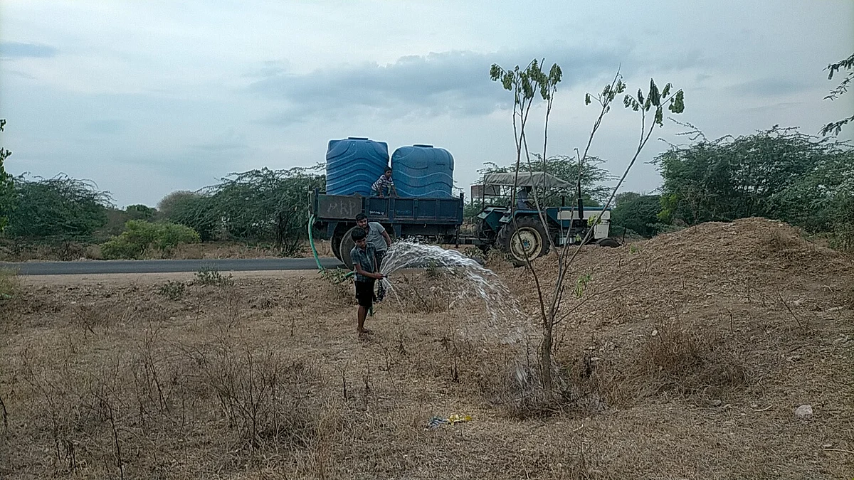 தண்ணீர் பாய்ச்சும் சிறுவன்