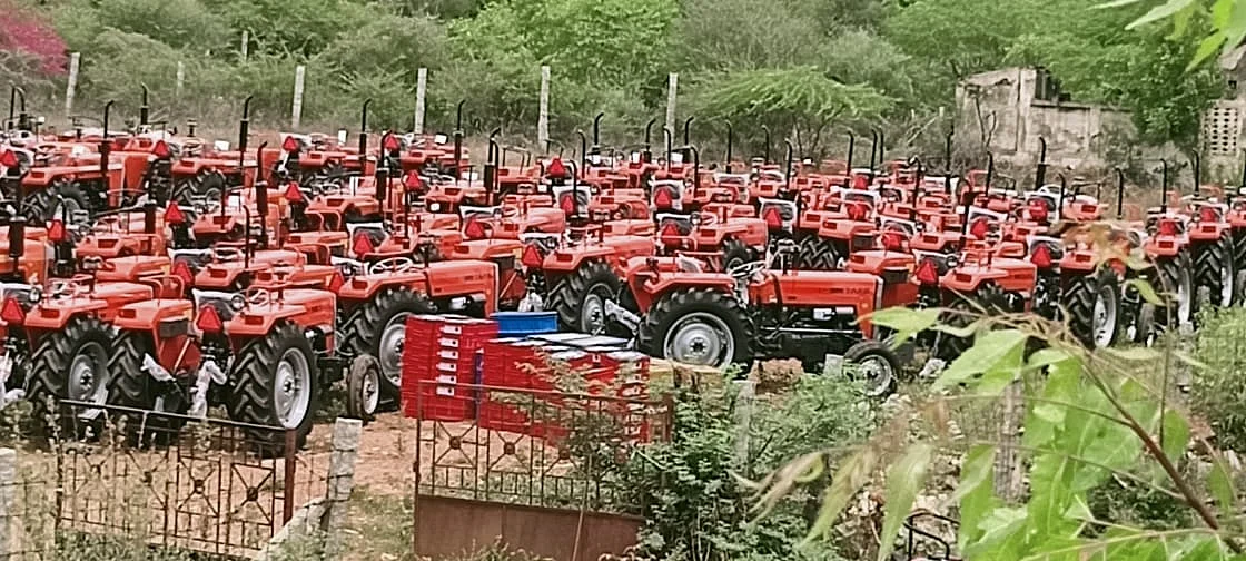 வங்க தேசம் செல்ல காத்திருக்கும் டிராக்டர்கள்
