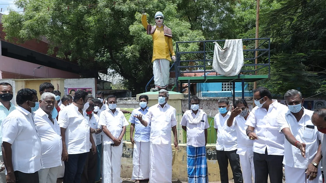 எம்.ஜி.ஆர் சிலை உடைப்பு