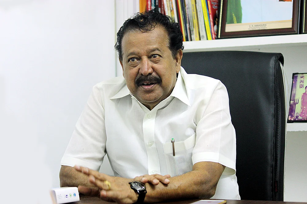 கச்சைகட்டும் சர்ச்சைக் கருத்துகள்... அரசியலாகும் பாடத்திட்டம்... வெளியானது யார் ஆட்சியில்?