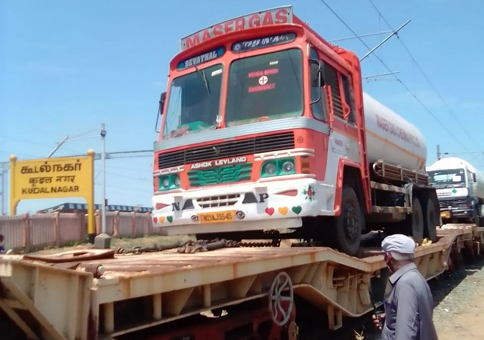 ரயிலில் வந்த ஆக்ஸிஜன் லாரிகள்