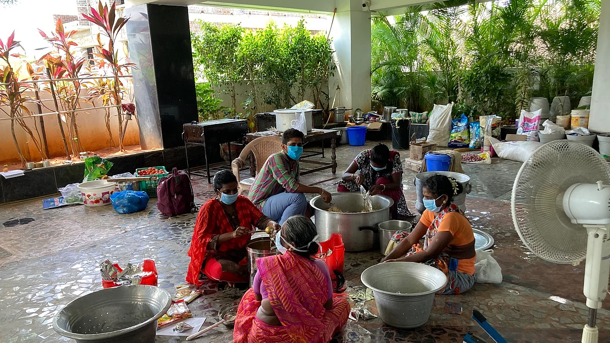 அலுவலகத்திலேயே சமையல் நடக்கிறது