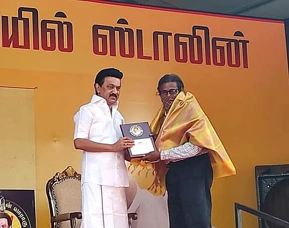 மு.க.ஸ்டாலினிடம் துறை சார்ந்த சாதனையாளர் விருது வாங்கும் மருத்துவர் புகழேந்தி