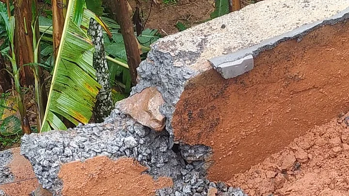 சேதமடைந்த தடுப்புச் சுவர்