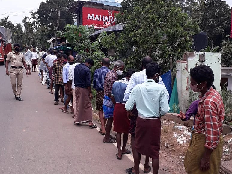 நீலகிரி: கேரளாவிலிருந்து மது வாங்கக் குவிந்த கூட்டம்! - எல்லையோர டாஸ்மாக்கை மூடிய மாவட்ட நிர்வாகம்