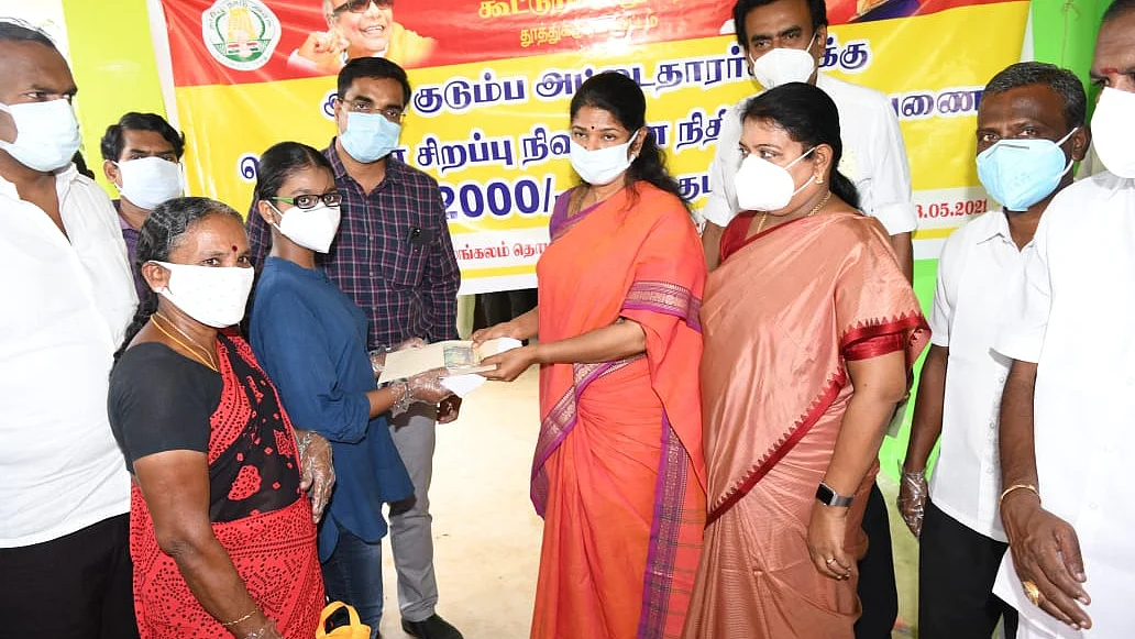 நிவாரண தொகை வழங்கிய மாணவி ரிதானா