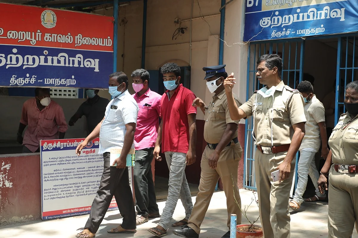 கொலை செய்தவர்களை அழைத்துச்செல்லும் போலீஸார்