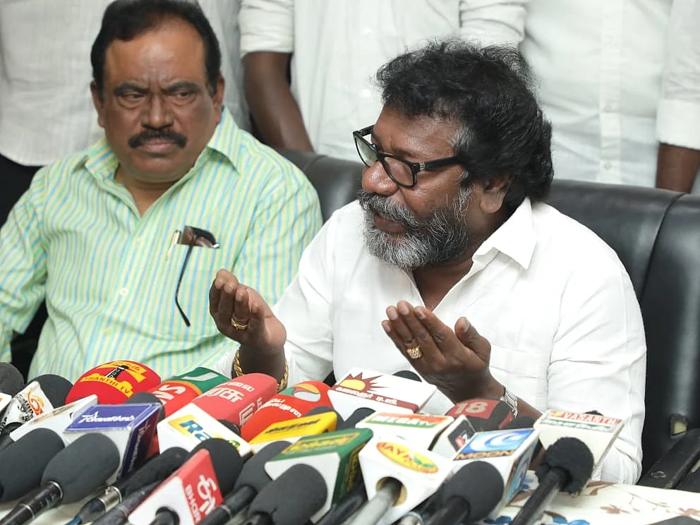 `அதிர்ஷ்டத்தால் முதல்வரானவர் எடப்பாடி; முன்னேறி முதல்வராகிறார் ஸ்டாலின்!'- கருணாஸ் கலகல!