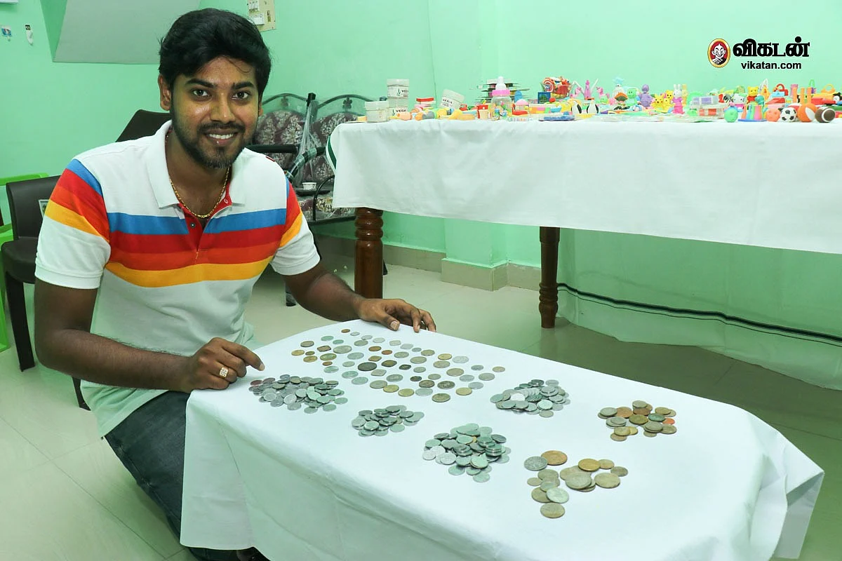 சேகரித்த நாணயங்களுடன் ராமச்சந்திரன்