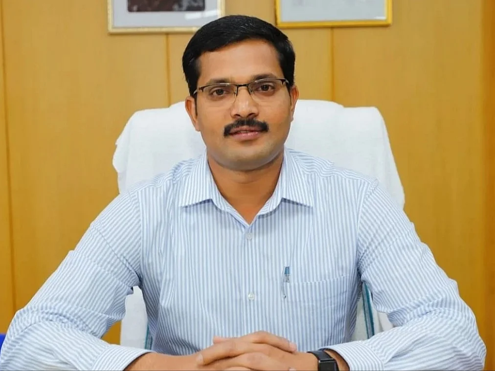 `எங்க மனசு ஏத்துக்கவே மாட்டேங்குது!' - கலெக்டருக்காகக் கண் கலங்கும் தஞ்சை விவசாயிகள்