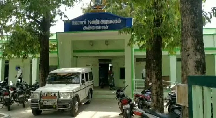 புதுக்கோட்டை: "ஜெயலலிதா படம் இருக்கட்டும்; எடப்பாடி பழனிசாமி படத்தை அகற்றுங்கள்!"-எதிர்த்த தி.மு.க!