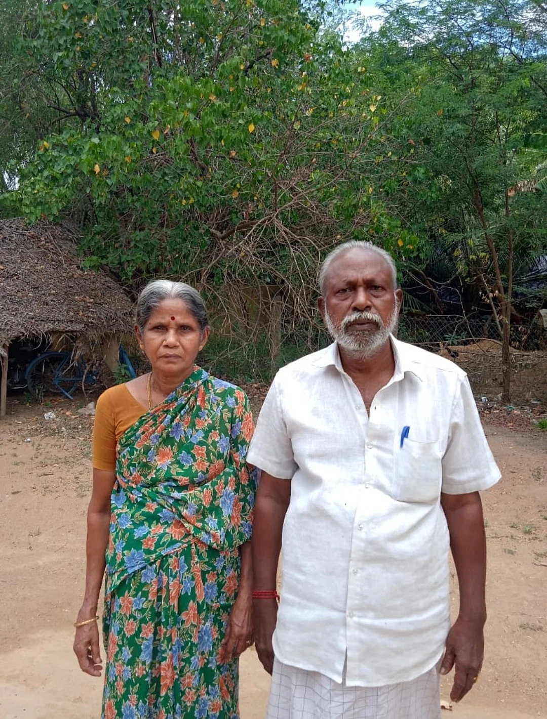 ``மகன் வீட்டைவிட்டு விரட்டிட்டான்; அனாதரவா திரியுறோம்!'' - வயோதிகப் பெற்றோரின் கண்ணீர்க் கதை