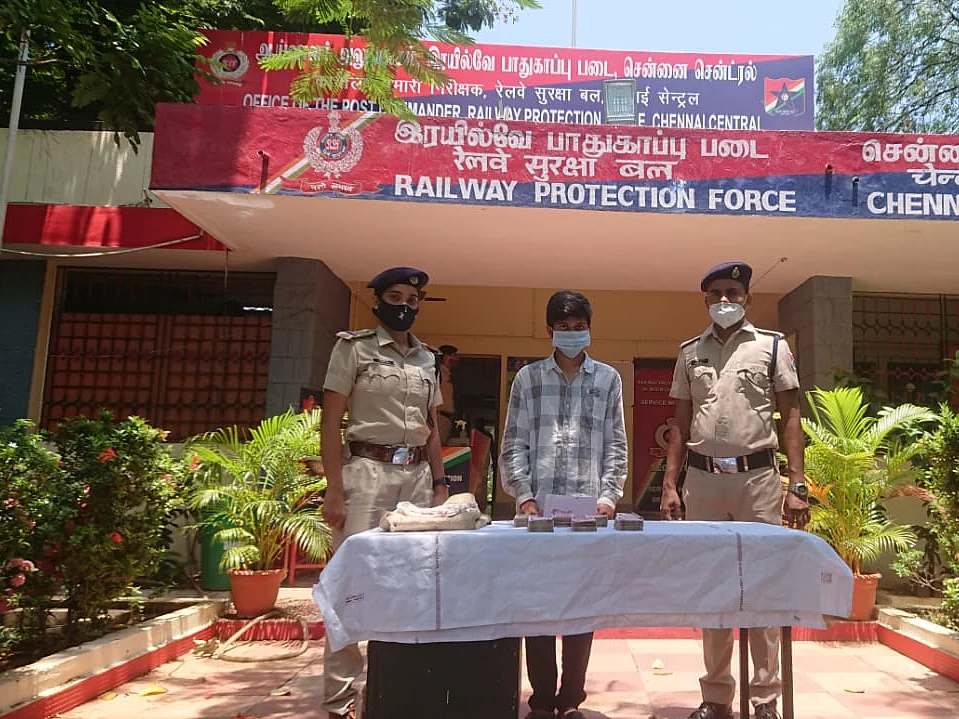 சென்னை: 'தொப்பைக்குள் ரூ.28 லட்சம் பணம்?! ஆந்திர இளைஞன் போலீஸிடம் சிக்கியது எப்படி?'