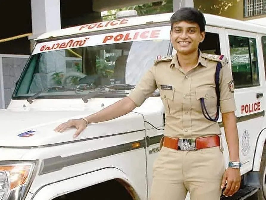 துரத்தியடித்த வாழ்க்கையை திருப்பியடித்த ஆனி சிவா... பீச்சில் ஜூஸ் விற்றவர் போலீஸ் எஸ்ஐ ஆனது எப்படி?