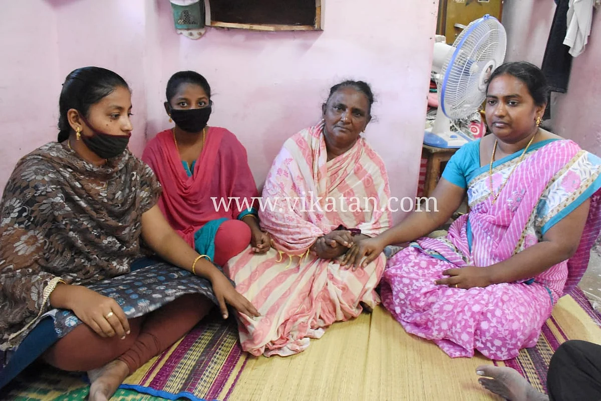 மகள்களுடன் ஜெயராஜின் மனைவி செல்வராணி