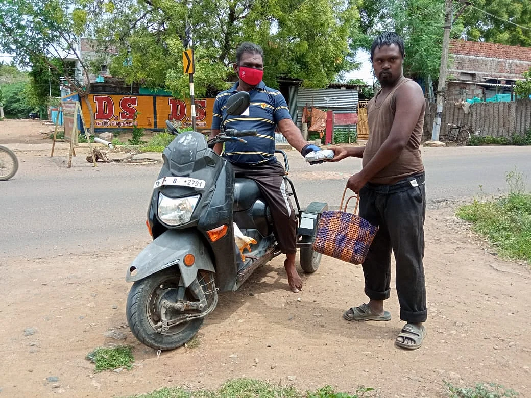 உணவு பார்சல் வழங்கும் அந்தோணிராஜ்