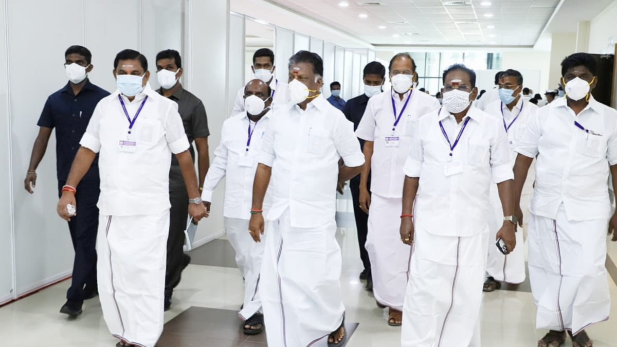 சட்டசபையில் எடப்பாடி பழனிசாமி, ஓ.பன்னீர்செல்வம்