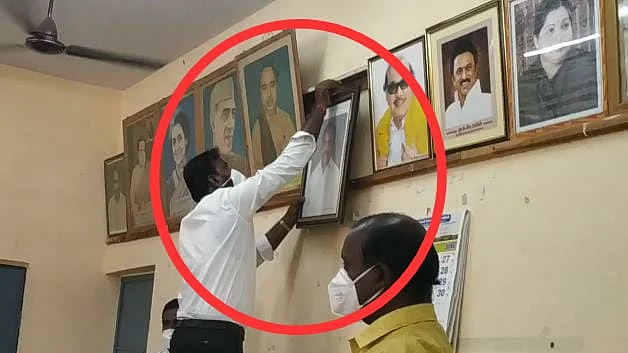 எடப்பாடி பழனிச்சாமி படம் அகற்றம்