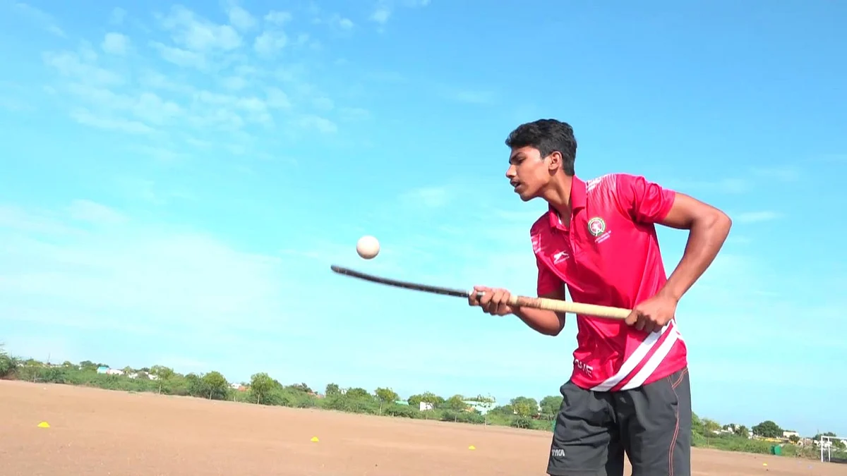 ஹாக்கி விளையாடும் மாரீஸ்வரன்