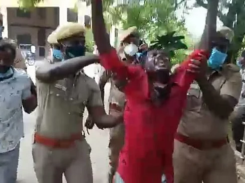 திருநெல்வேலி: `சிறைக்கைதி கொலையில் நீதி தேவை!’ - ஆட்சியர் அலுவலகம் முன் தீக்குளிக்க முயன்ற இளைஞர்கள்