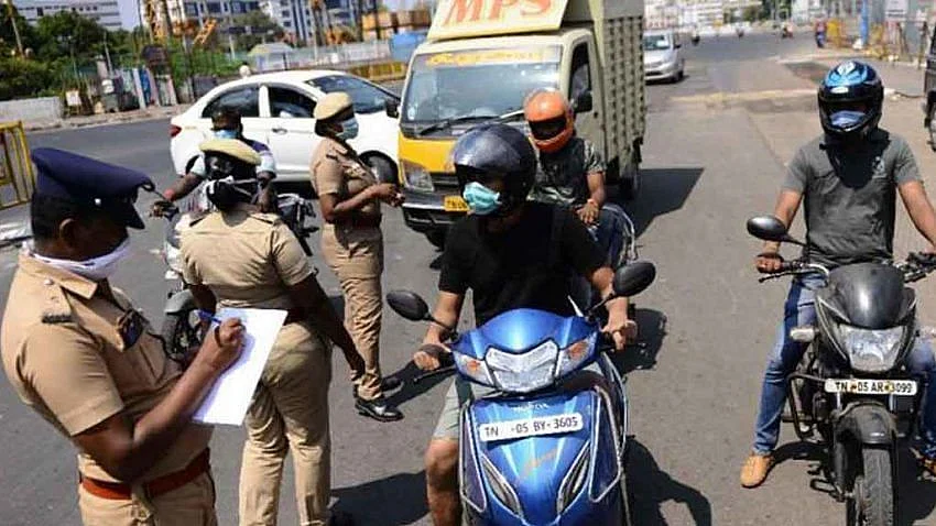 சாலைப் பாதுகாப்பில் காவலர்கள்