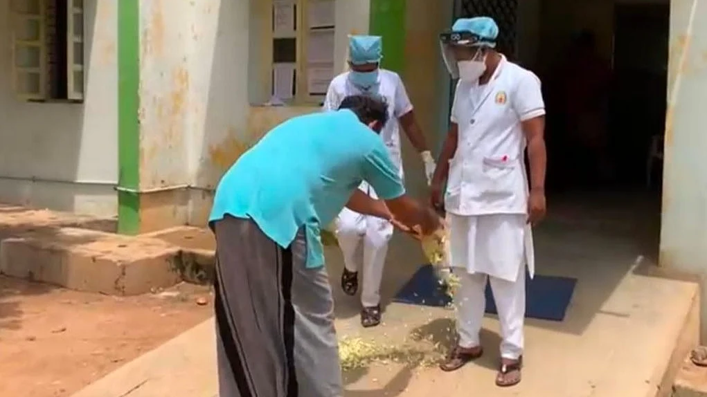 செவிலியர்கள் பாதங்களில் பூ தூவி நன்றி தெரிவித்த நோயாளி