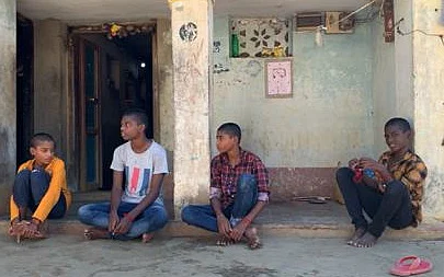 பெற்றோரை இழந்து தவிக்கும் 4 சிறுவர்கள்