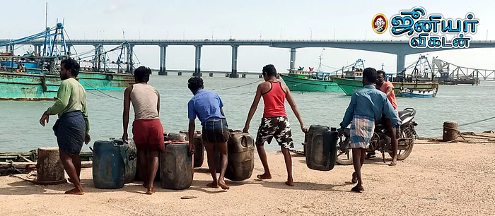 மீன்பிடி படகு களுக்கான டீசல் மீனவர்களால் ஏற்றப்படுகிறது