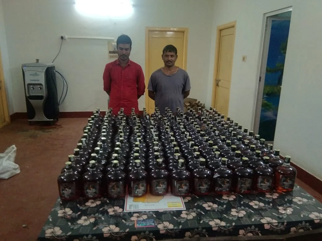 நீலகிரி: தேயிலைத் தோட்டத்தில் குவித்து வைக்கப்பட்ட வெளிமாநில மது; அதிமுக நிர்வாகி தலைமறைவு!