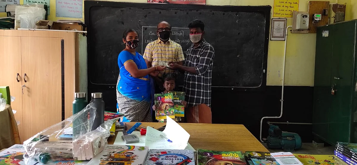 ஆயிரம் ரூபாய் ஊக்கத்தொகை பெற்ற பெற்றோர்கள்