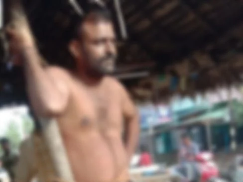 புதுக்கோட்டை: துணி வியாபாரியைக் கட்டிவைத்து அடித்த கொடூரம்! - ஊராட்சி மன்றத் தலைவர் கைது