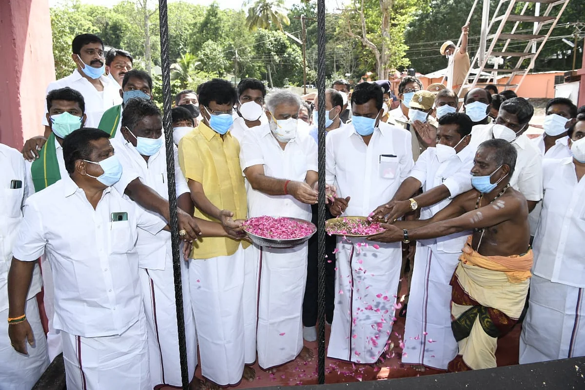 தண்ணீரைத் திறந்து வைத்த அமைச்சர்