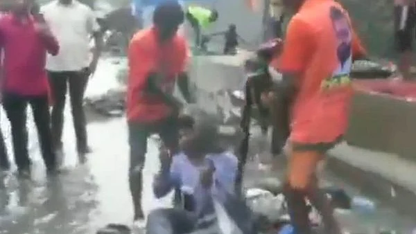 குப்பையை போடும் சிவசேனாவினர்