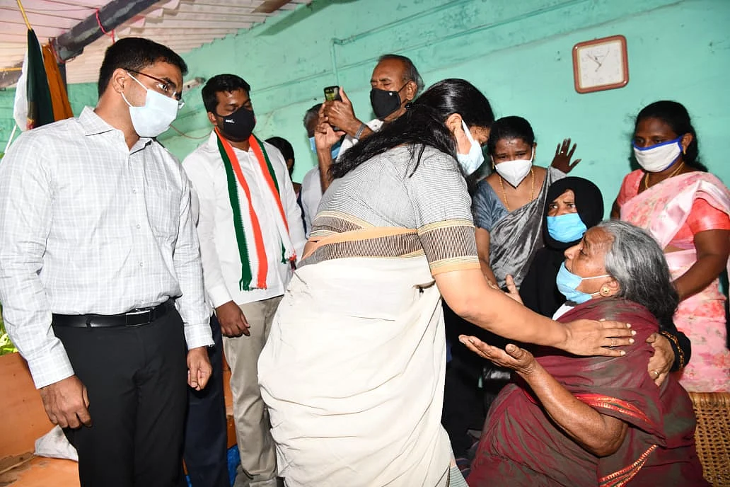 ஜெயராஜ் குடும்பத்தினருக்கு ஆறுதல் கூறும் கனிமொழி