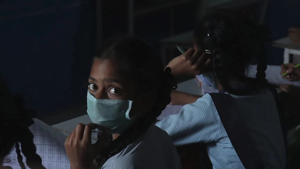 முகக்கவசம் அணிந்துள்ள பெண்குழந்தை